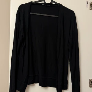 Cardigan - Kort cardigan. Storlek S 🖤
