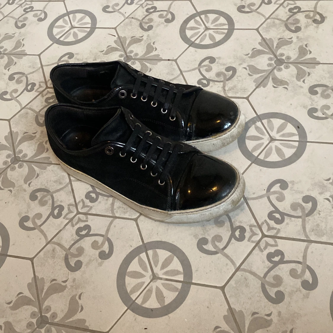 Svarta sneakers från Lanvin med lackad tå - 4