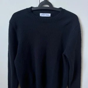 Samsøe Samsøe tröja - En otroligt fin Samsøe tröja i fel fritt skick. Tröjan är använd några fåtal gånger och är som ny. Längder: axel till axel = 46 cm och från axel till midjan 63 cm. 