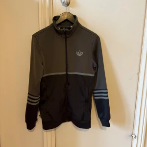Adidas originals tracktop junior  - Grå tracktop i polyester tyg. 