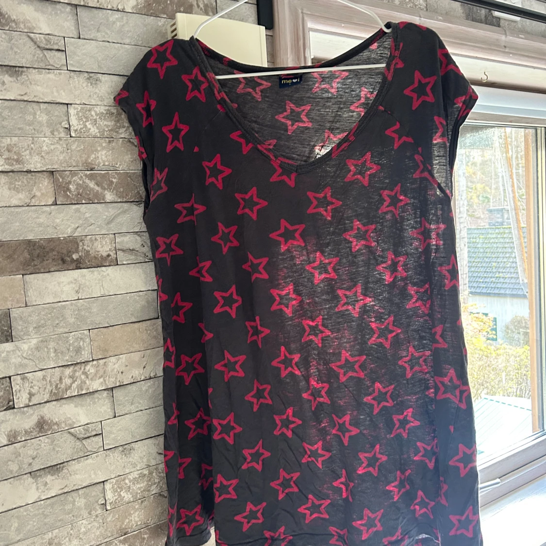 Svart T-shirt  med rosa stjärnor