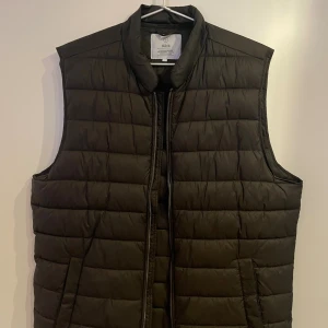 Brun Väst - Brun väst från Bläck, köpt på MQ Fickorna har en knapp som är trasig. I övrigt är västen väldigt bra skick.