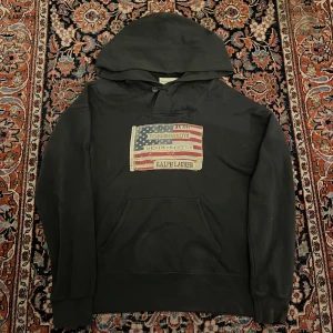 Denim & supply Ralph Lauren hoodie - Riktigt fet och eftertraktad denim & supply Ralph Lauren America hoodie. Denna är storlek L men kan passa större! Bra skick. Mått: Bredd:58cm Längd:68cm