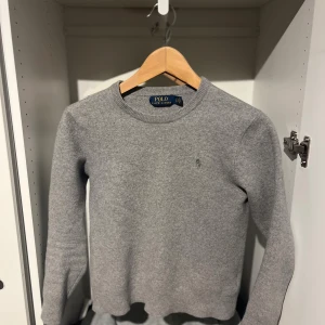 Grå tröja från Polo Ralph Lauren - Snygg grå stickad tröja från Polo Ralph Lauren 