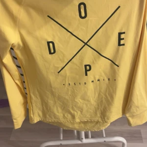 Gul långärmad hoodie tröja- DOPE - Snygg gul långärmad slalom hoodie från DOPE. Tröjan är helt oanvänd och passar perfekt till en dag i slalombacken eller andra ute aktiviteter⛷️☀️💛