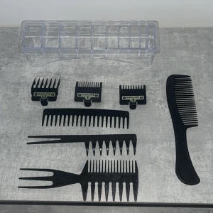 BabylissPRO Klippkam och tillbehörsset - Komplett set med BabylissPRO klippkammar (storlekar 1, 1.5, 5), stylingkammar och transparent förvaringslåda. Perfekt för professionell hårklippning och styling. Alla delar är i gott skick utan synligt slitage eller defekter.
