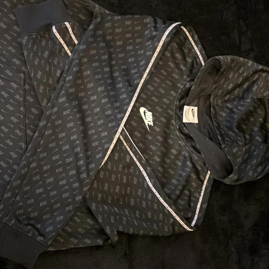 Svart hoodie från Nike med logomönster