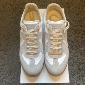 Maison Margiela Gats - Tja! Jag säljer dessa Maison Margiela skorna i storlek 44 då de inte passar mig. Jag har bara använt dem ett fåtal gånger. De har inga defekter alls. Hör av er om ni har några frågor eller funderingar😁