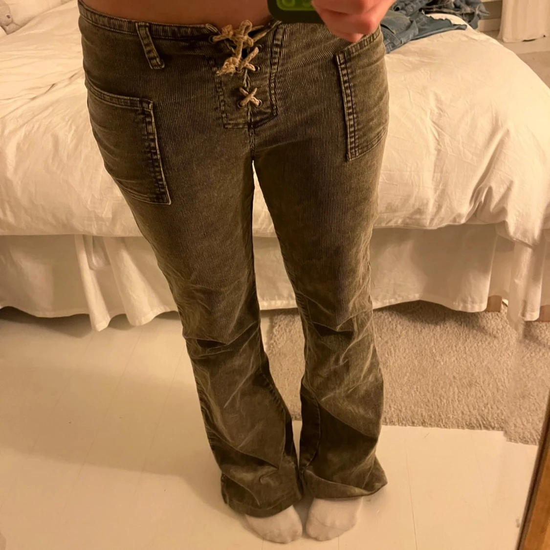 Gröna  manchesterbyxor med snörning - 1