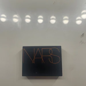 NARS Laguna 04 Bronzer - Säljer en NARS Laguna 04 bronzer i en stilren svart dosa med spegel. Färgen är en varm, gyllenbrun ton som ger ansiktet en snygg solkysst look. Perfekt för contouring eller för att addera glow till din makeup. Dosan är kompakt och enkel att ta med i väskan. Säljer pågrund av fel färg . Ny skick !!! Nytt pris 299 kr!!