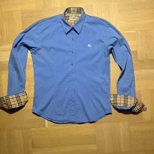 Äkta burberry skjorta - Jag säljer en riktigt snygg burberry skjorta i mycket fint skick! || skick:9/10 || Det står XL på skjortan men den passar XS! || Skriv gärna till mig om fler frågor😉