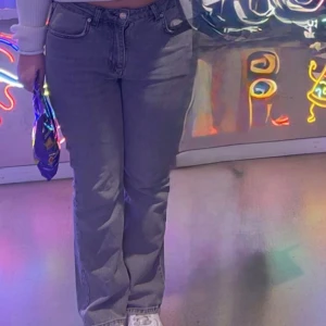 Grå straight jeans  - Säljer ett par gråa jeans från Gina tricot i storlek 36. Används 2-3 gånger och är i jätte bra skick!! Säljer de då de är för korta för mig, innerbenslängd: 74cm 💕