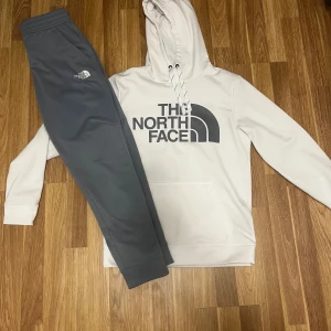 The North Face tracksuit - Säljer en tracksuit bra skick. Köpt på JD sports, inga hål.