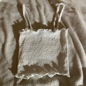 Vit topp - Supersöt vit topp från Primark i storlek XS, den är i strechigt material. 
