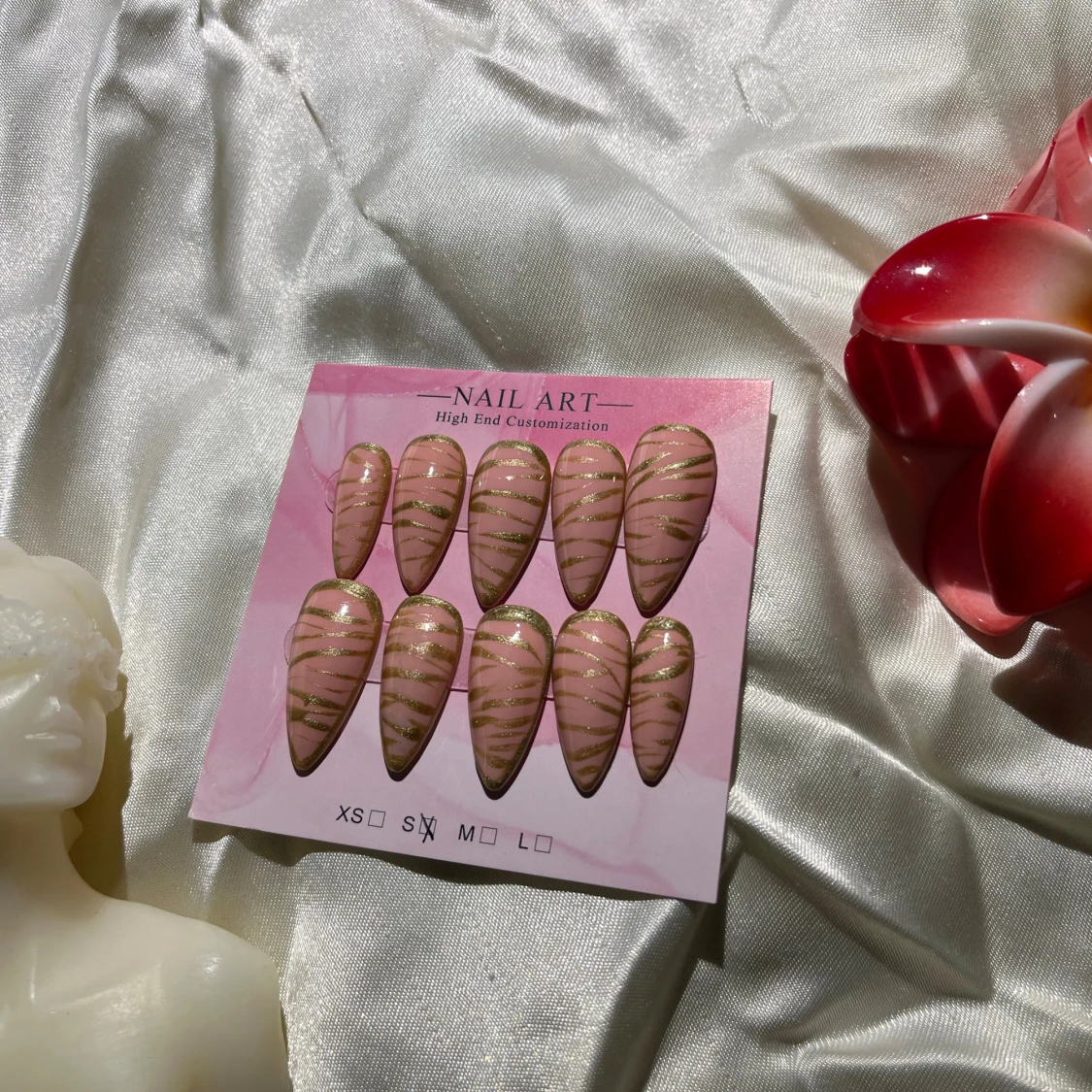 Rosa och guldiga lösnaglar 