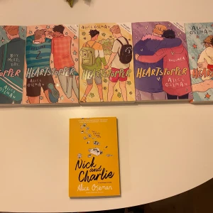 Heartstopper Vol 1-5 & Nick and Charlie - Upptäck den populära Heartstopper-serien och novellen Nick and Charlie! Färgglada omslag, charmiga illustrationer och ungdomlig kärlek. Perfekt för dig som gillar tecknade böcker och berättelser om vänskap och relationer. Köp kan ske i paketpris och separat. 50kr/bok eller 200kr totalt