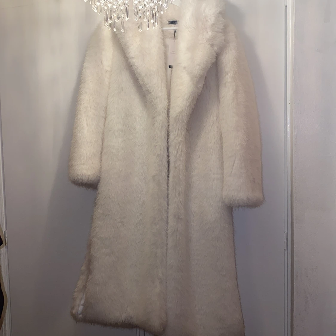 Vit lång pälsjacka