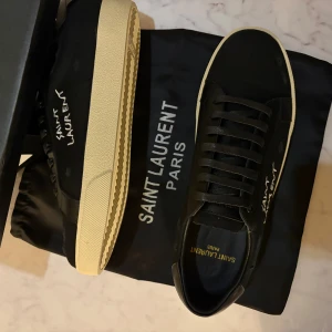 Svarta Saint Laurent sneakers - skorna är jätte fina passar inte mig dock, helt nya och oanvända, priest kan diskuteras.