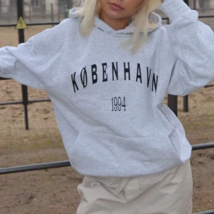 Hoodie design by si - Hoodie från design by si! Storlek xs/s men är ju lite oversized! 🩷