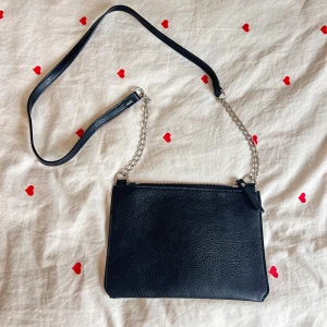 Handväska - Säljer min handväska som aldrig kommer till användning! Säg till om du undrar något! 🥰