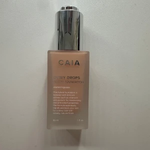 CAIA Dewy Drops Serum Foundation i färgen 20C - Säljer CAIAS dewy drops helt oanvänd då jag råkat beställa i fel färg. Säljer för 250kr då nypriset är 375kr för dig som vill spara pengar! 😊