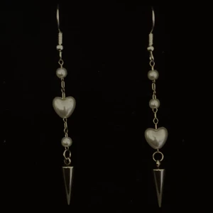 Örhängen med hjärtan och pärlor - Handgjorda och unika silverörhängen 🤩 Öronhängerna är nickelfria och silverpläterade i kirurgiskt stål, resterande av örhänget är i rostfritt stål (ej silverpläterat) 💕🙏 6 cm långa. Alla köp görs via ”KÖP NU” knappen.  💐