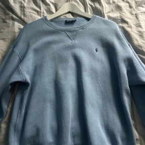 Ljusblå sweatshirt - Säljer en riktigt snygg ljusblå sweatshirt från polo ralph lauren. Storleken är S. 