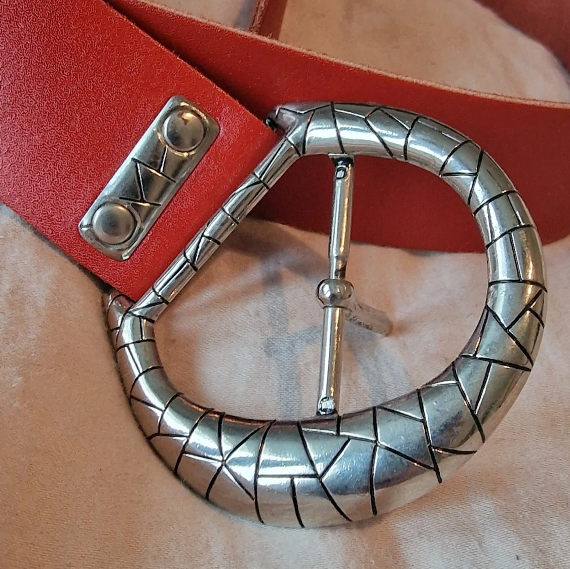 Rött skärp med silverdetaljer  - 1