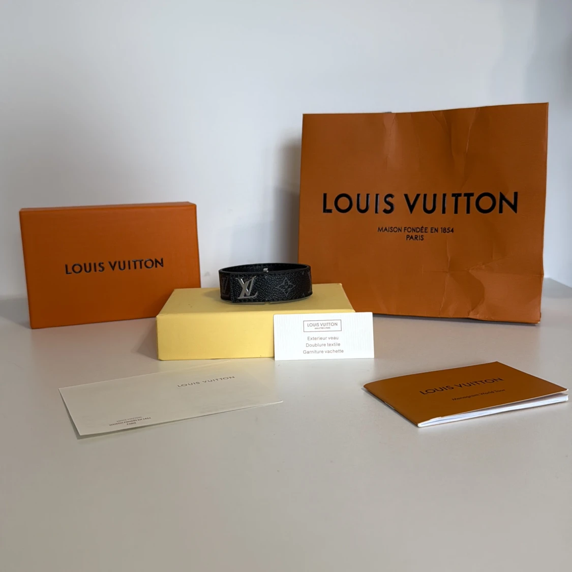 L och V svart läderarmband