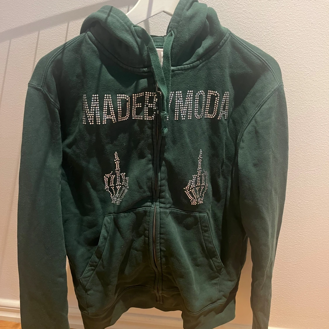 Mörkgrön hoodie MADEBYMODA