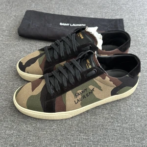 Saint Laurent Skor | 41 - Saint Laurent Camo text sneakers | Grymt skick | Original dustbag ingår | INGA BYTEN | Fraktar spårbart eller möts upp i Täby 