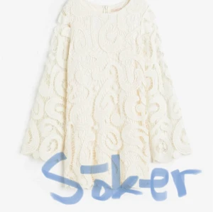 SÖKER H&M KLÄNNING - SÖKER denna klänningen i XS/S från H&M i vit.