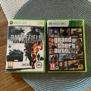 Battlefield: Bad Company 2 & Grand Theft Auto V Xbox 360 360 - Två populära Xbox 360-spel: Battlefield: Bad Company 2 och Grand Theft Auto V. Båda spelen kommer med originalfodral och skivor i gott skick, utan synliga repor eller skador. Perfekt för dig som vill utöka din samling med klassiska titlar.