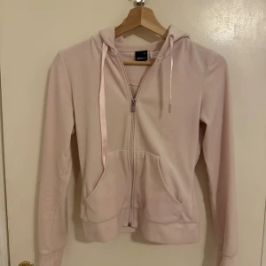 Zip tröja - Från gina, bra skick. Funkar också för Xs/s
