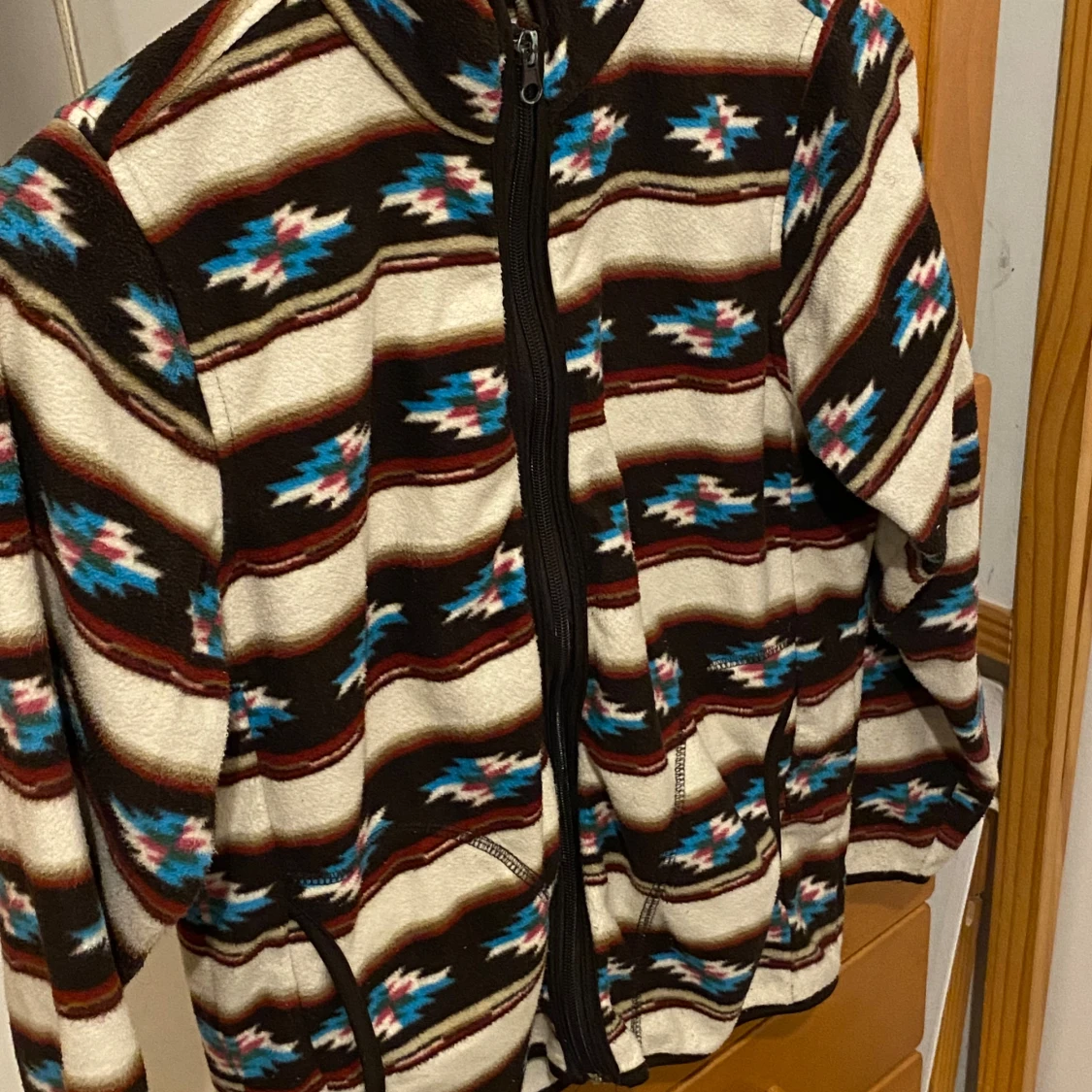 Mönstrad fleecejacka med dragkedja - 2