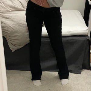 LTB valerie svarta bootcut jeans - Jättesnygga lågmidjade svarta jeans från LTB med bootcut passform och klassisk femficksdesign. Modellen heter Valerie och har en normal passform med låg midja. Storlek W28 L34. Säljer då jag inte använder dem! Original priset är 800kr. Endast använda ett fåtal gånger💕Skriv gärna vid frågor! 