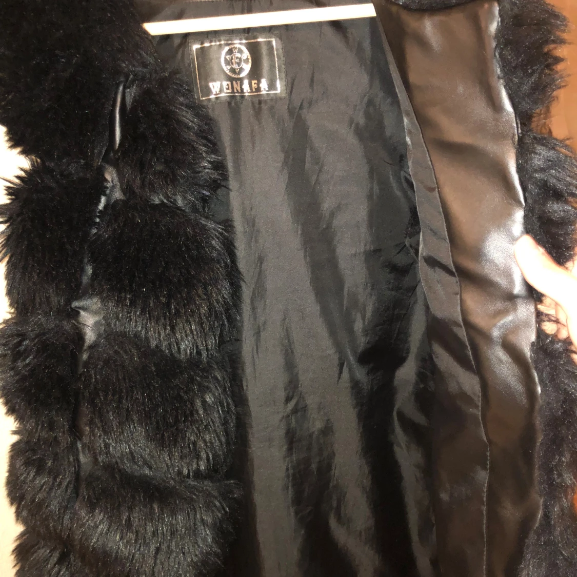 Svart fluffig pälsväst från Wenafa - 1