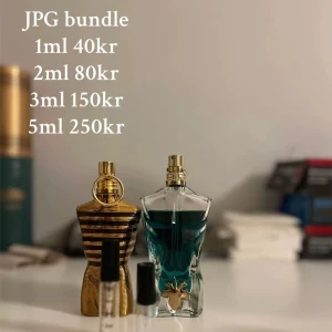 JPG parfymbundle för dig - Upptäck två ikoniska Jean Paul Gaultier parfymer i praktiska provstorlekar. Perfekt för dig som vill testa något nytt eller ha med på språng. Välj mellan 1ml, 2ml, 3ml eller 5ml.