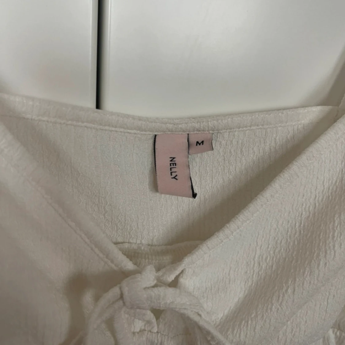 Vit linnetopp med knyt från Nelly - 2