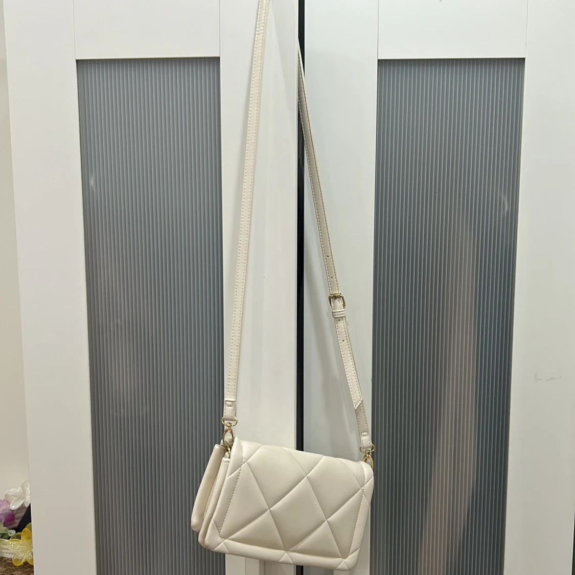 Vit axelväska med lång rem