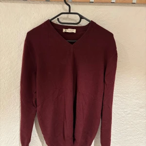 Vinröd Kashmir tröja - Vinröd V-hals Kashmir tröja i 100% Kashmir från Piacenza Cashmere. Väldigt bra skick inte använd mycket. Passar bra nu till julen och väldigt varm. Storlek EU/50 men passar S. Skriv vid frågor, pris inte fast. 