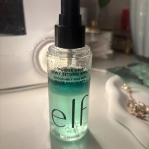 Elf setting spray - Power grip setting spray. Blir dewy och snygg finish. Säljer då de ej används längre😊köptes för 2 veckor sedan. Ca 55 ml kvar