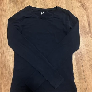 Mörkblå långärmad tröja från Cubus XS - En basic men super fin mörkblå långärmad tröja från Cubus i storlek XS🫶🏻