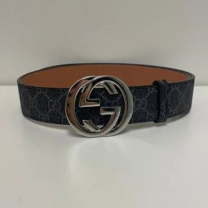 Gucci Bälte - Hejsan, säljer ett helt nytt bälte aldrig tidigare använd. Storlek 110cm. Postar alltid inom 24h efter köpet. Skriv gärna om du har fler frågor.