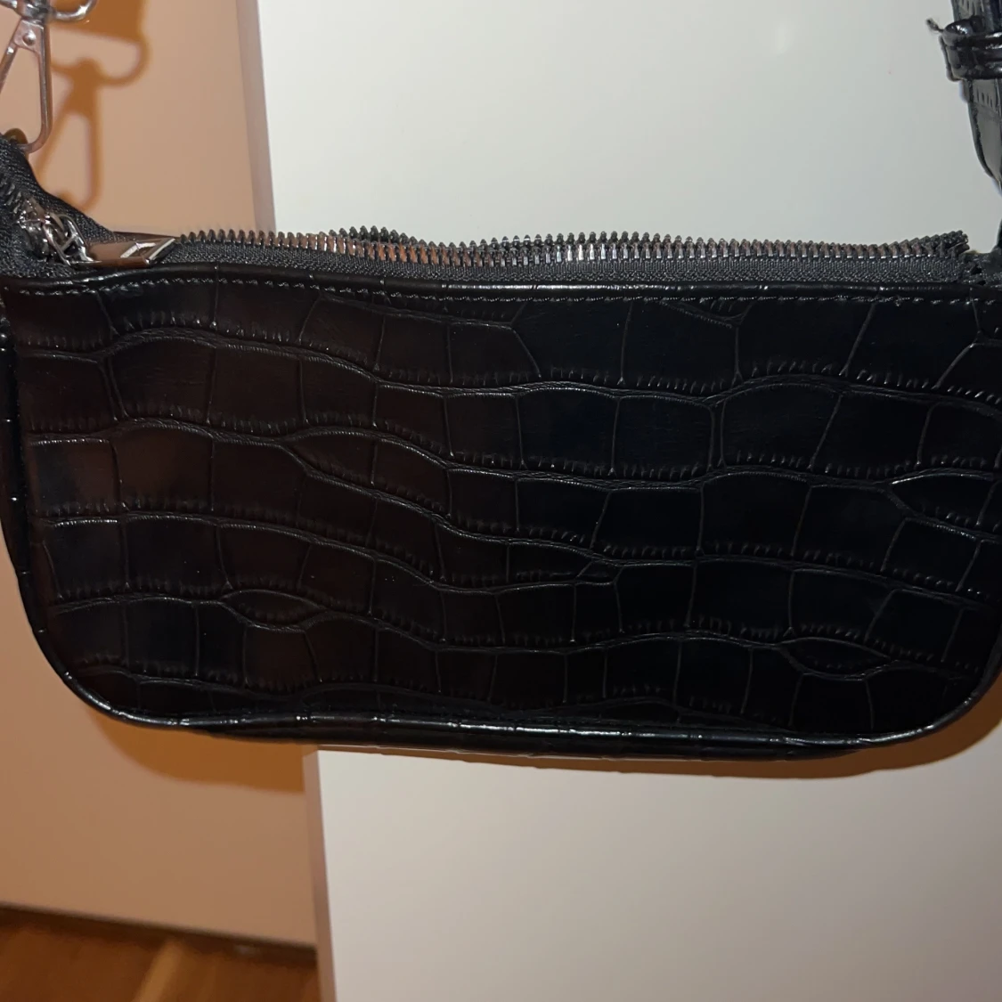 Svart axelväska i croco-imitation - 1