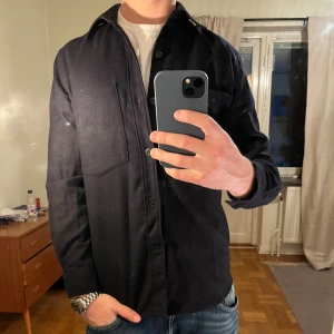 Svart Overshirt A Days March - Säljer denna sjukt snygga Overshirten från A Days March⭐️ Färgen är svart och storleken är M✅ Den har inga defekter och skicket är utomordentligt🙌🤝 Sjukt najs passform och passar perfekt till hösten🍁🙌 Tveka inte på att höra av er dig vid minsta fråga eller fundering😊