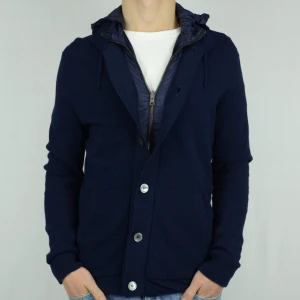 Gran Sasso cardigan - vändbar  - GRAN SASSO VÄNDBAR CARDIGAN, DUN INSIDA  Storlek : IT50  Passform : Som M/L  Användning : Jackan är i ett väldigt fint skick utan defekter, går även att vända  Nypris : Cirka 5000SEK  Modellen på bilen är 182CM och väger 76KG