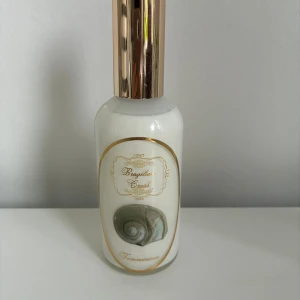 Femmenina - Brazilian Crush Body & Hair Mist - Notes: Pistachio, Vanilla, Coconut, Caramel, Almond, Jasmine, Sandalwood, Heliotrope, Salt. 100 ml. Ingredients: Distilled Water, Aloe Vera Juice, Polysorbate 80, Clean Fragrance, Phenylpropanol (preservative), Ethylhexylglycerin (preservative). Paraben Free, Alcohol Free, Phthalate Free, Cruelty Free