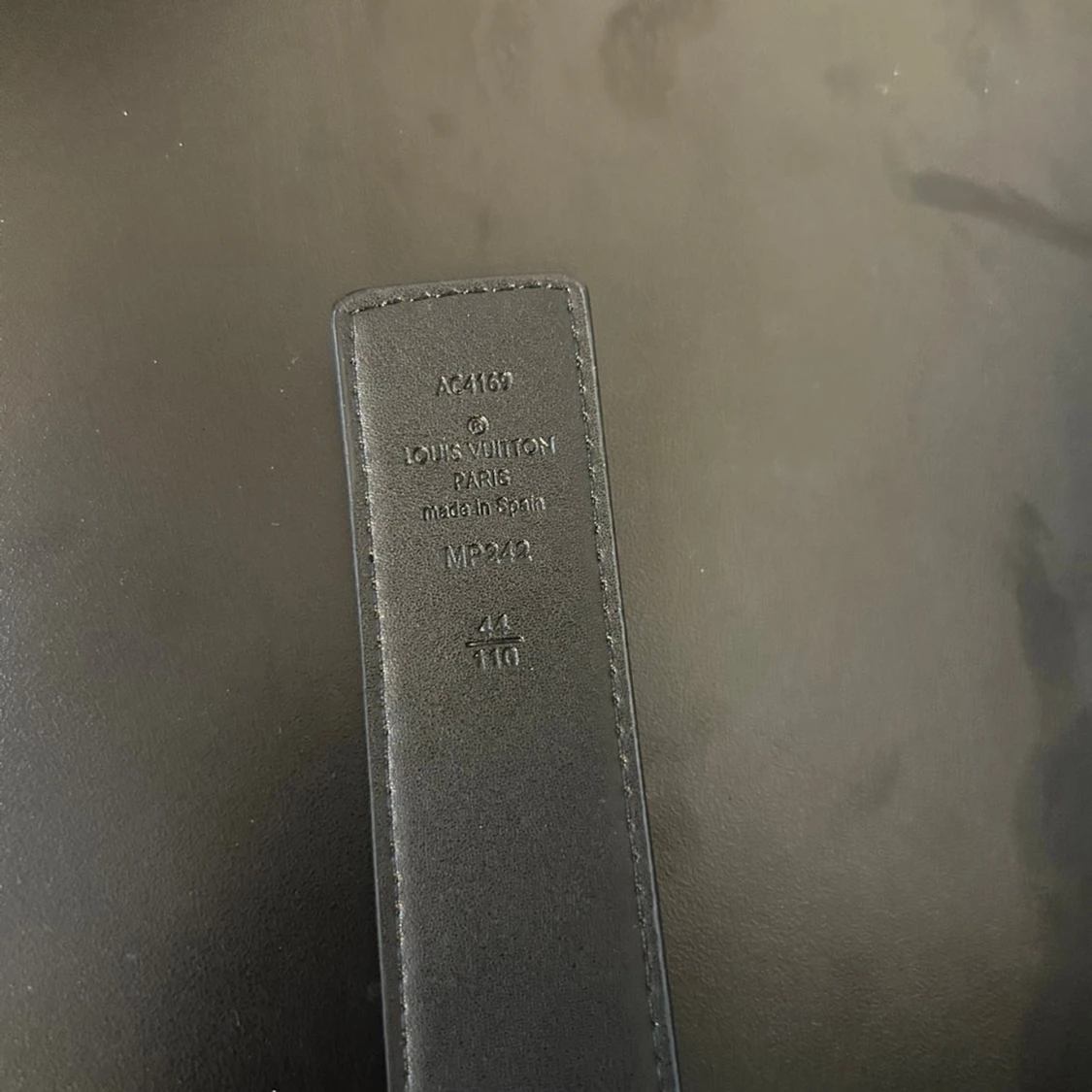 Svart bälte med silver logga 110cm - 4