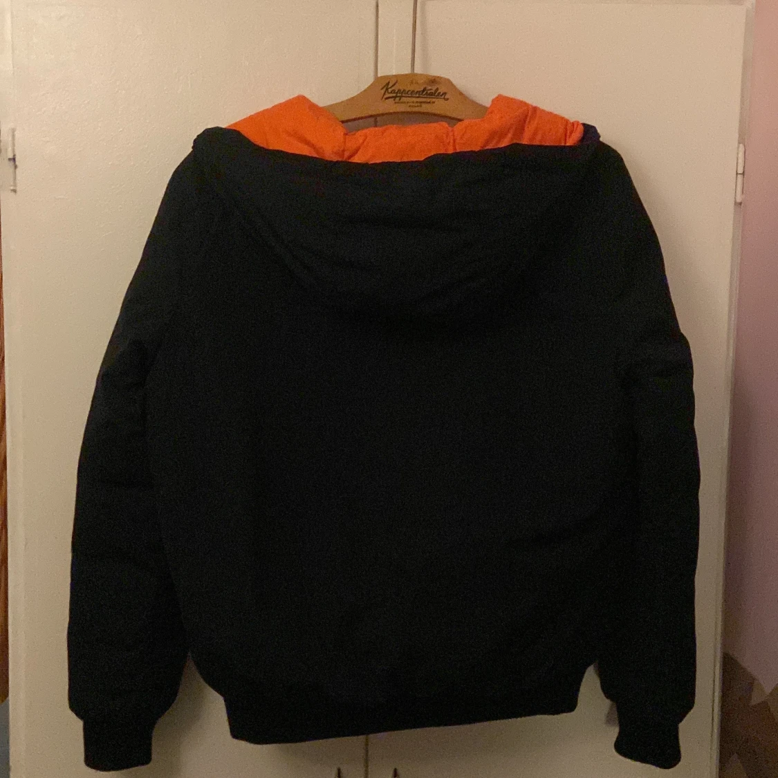 Svart Moncler pufferjacka med orange foder - 1